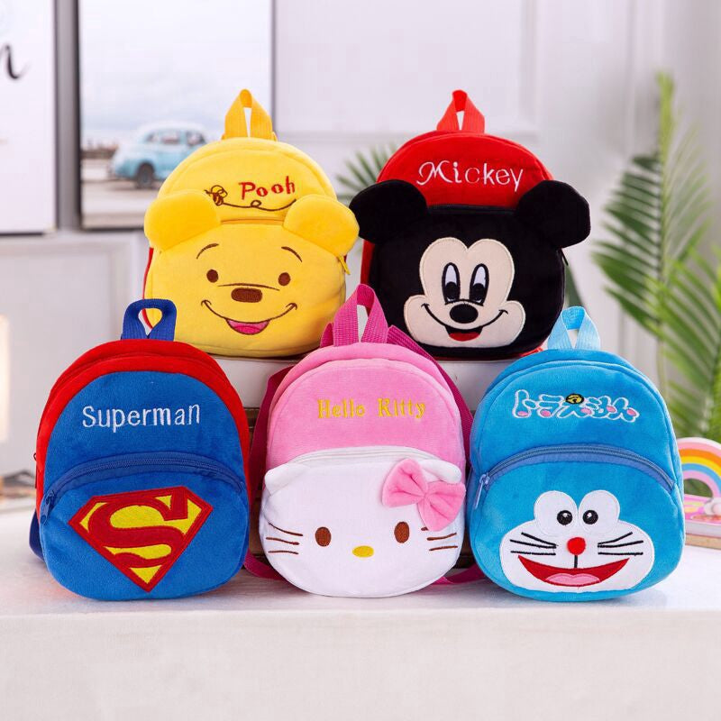 Encante Seus Pequenos com a Bolsa de Pelúcia Hello Kitty: Praticidade e Magia em Cada Detalhe!